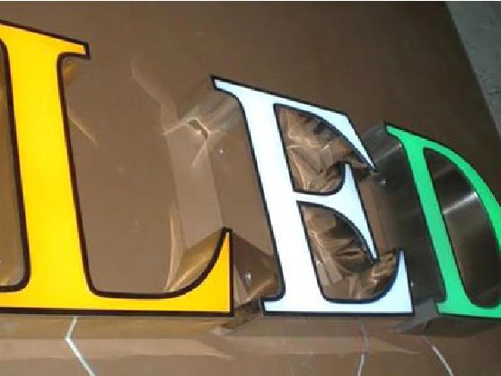连江介绍LED招牌的基础知识。